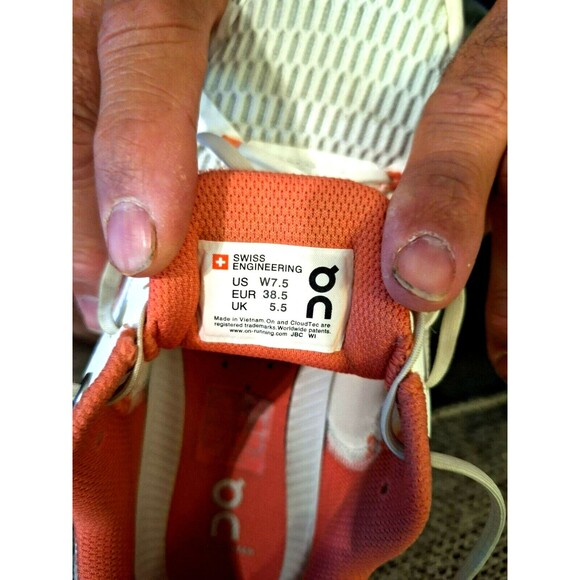 ON‎ Running cloudflyer peach white Athletic sneakers running shoes, Sz 7.5 Women - Picture 6 of 6